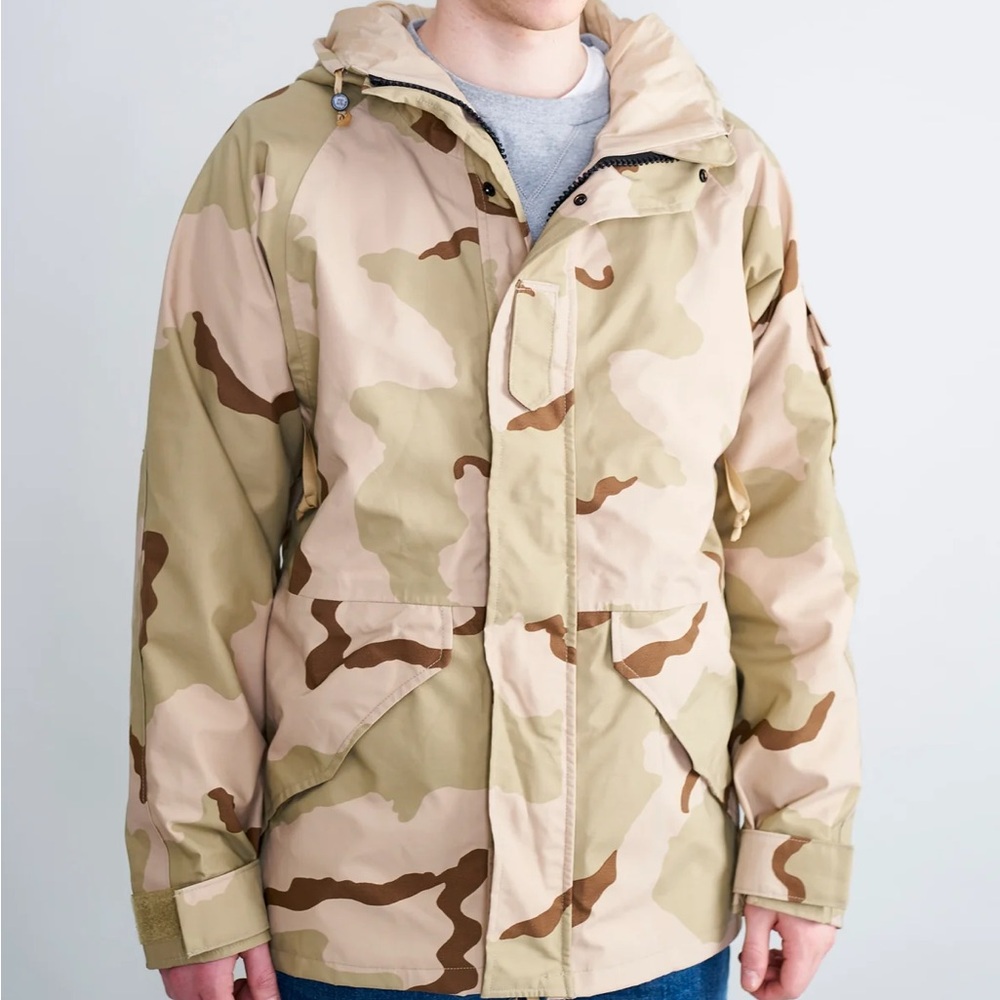 NWT U.S. Military Issue Desert Camouflage Cold Weather ECWCS Parka size Medium